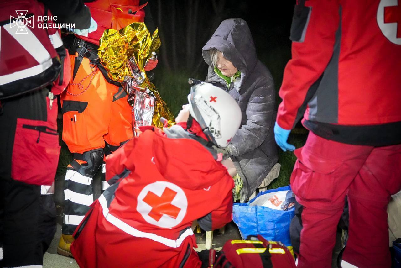 Окупанти атакували Одесу: зафіксовано влучання у житлові будинки, є загиблі і  постраждалі. Фото та відео