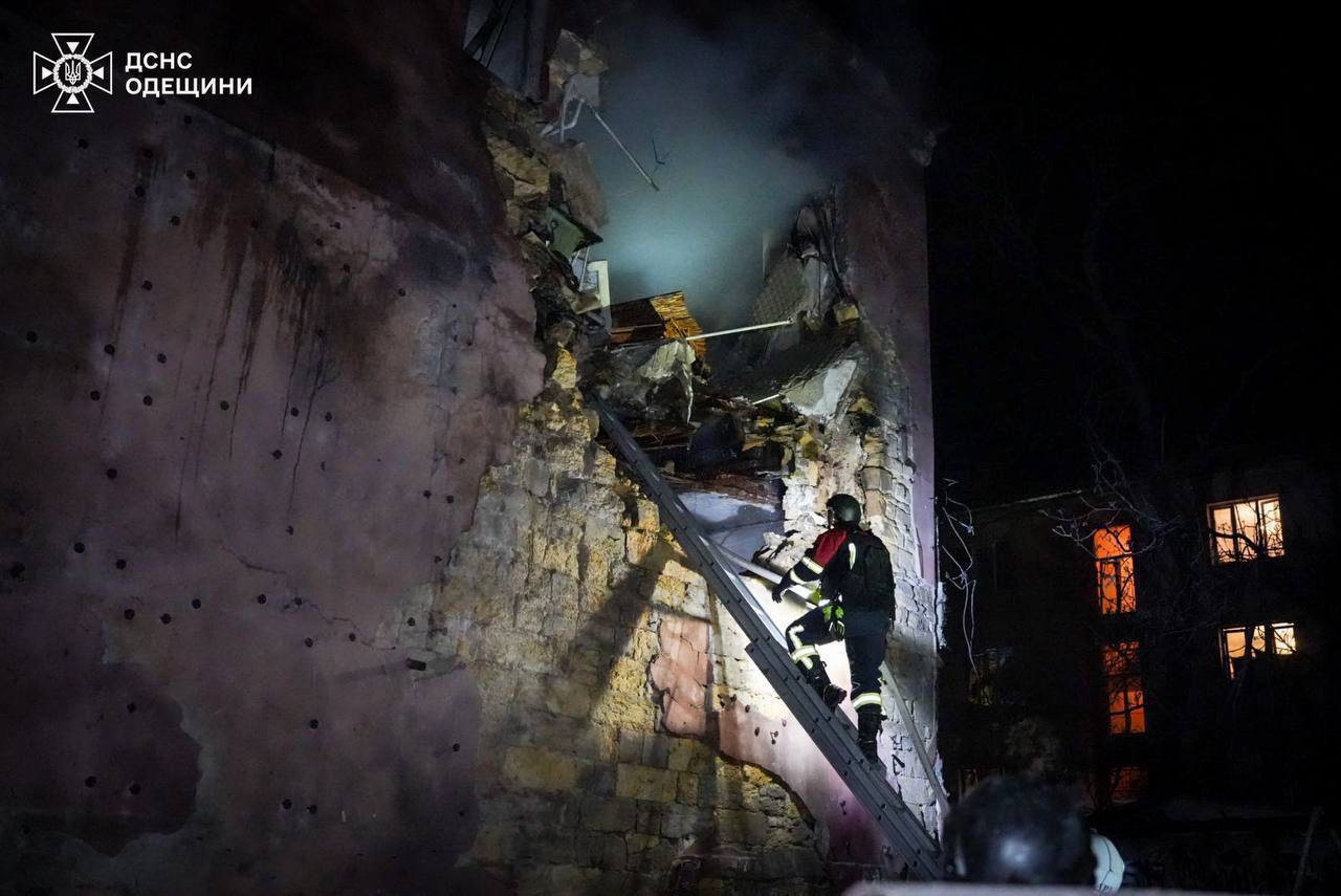 Окупанти атакували Одесу: зафіксовано влучання у житлові будинки, є загиблі і  постраждалі. Фото та відео