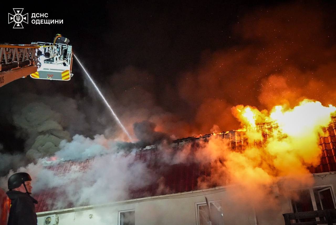 Окупанти атакували Одесу: зафіксовано влучання у житлові будинки, є загиблі і  постраждалі. Фото та відео