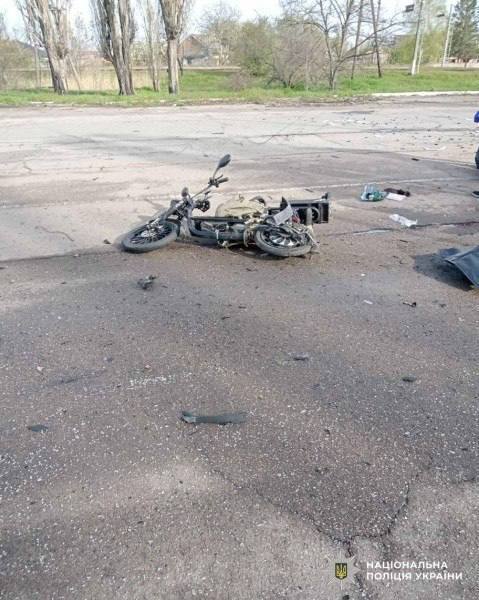 Оккупанты из дрона попали в мопед в Херсоне: два человека погибли на месте