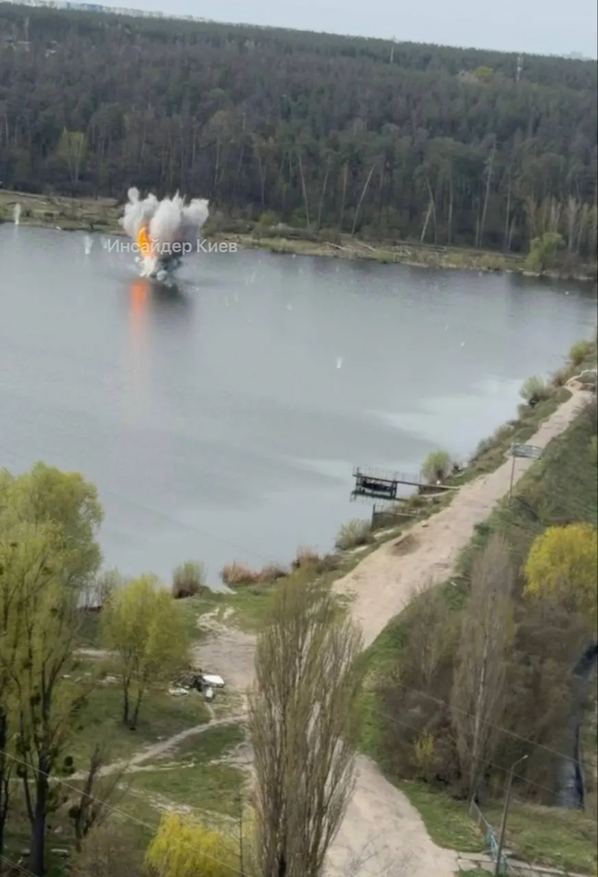 У Києві "Шахед" влетів в озеро та вибухнув. Відео
