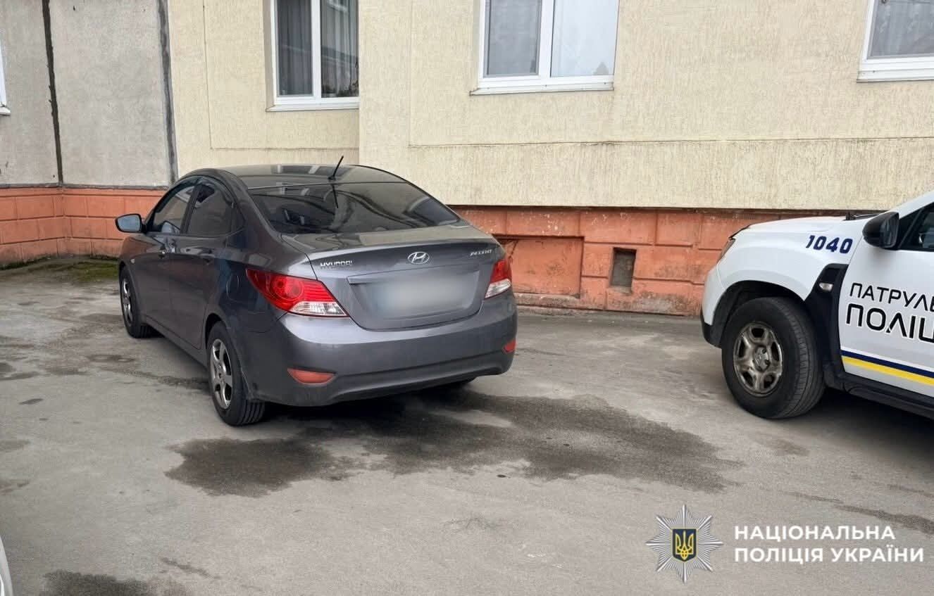 На Київщині водій легковика у дворі будинку збив 10-річну дівчинку: дитину госпіталізували. Подробиці та фото