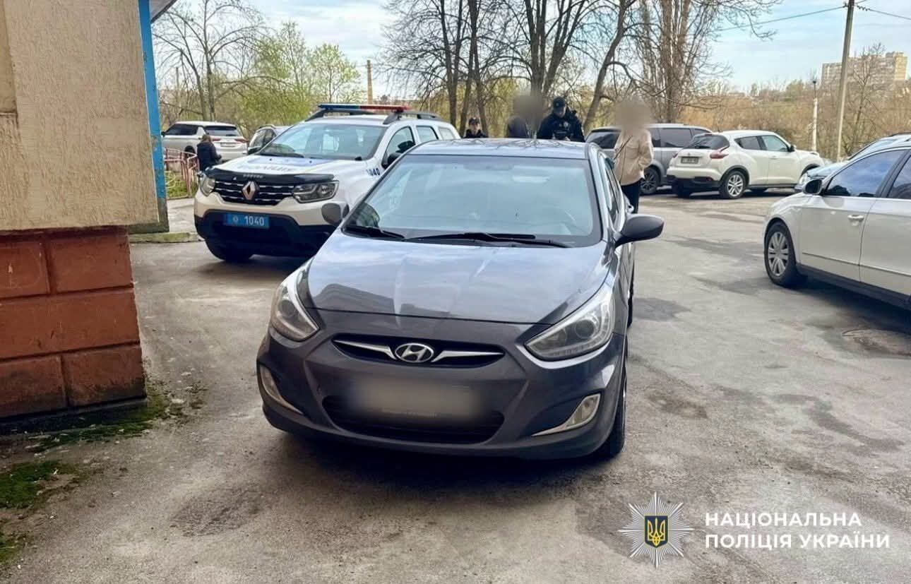 На Київщині водій легковика у дворі будинку збив 10-річну дівчинку: дитину госпіталізували. Подробиці та фото