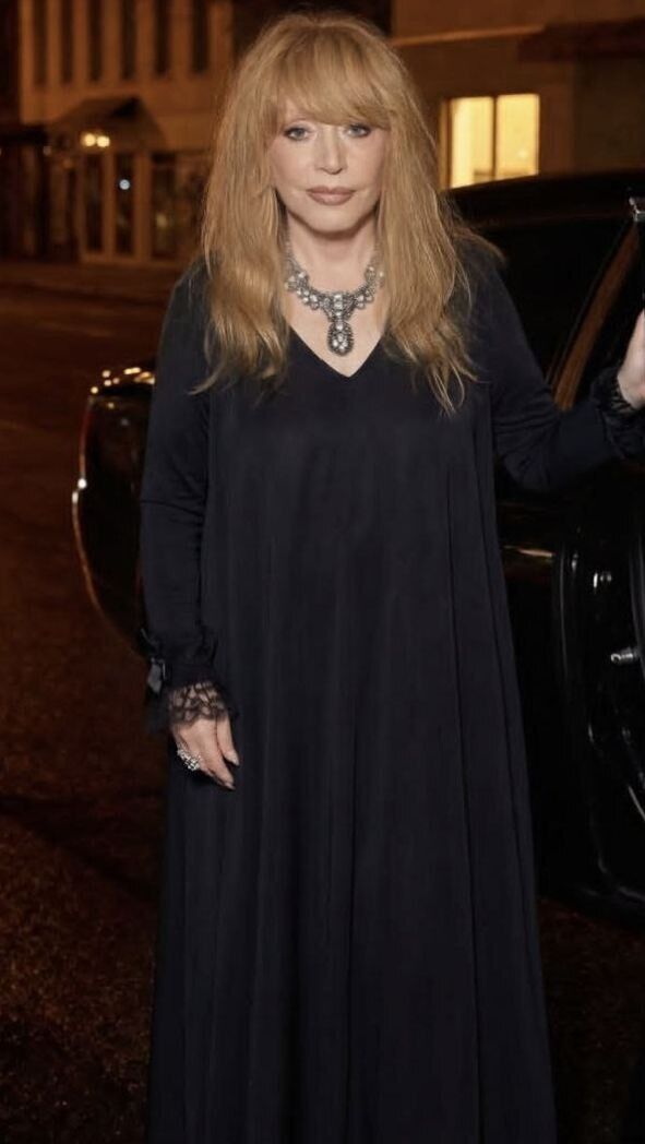 Більше не соромиться тростини: що злі язики кажуть про здоровʼя Пугачової та який вигляд Примадонна насправді має в 77 років