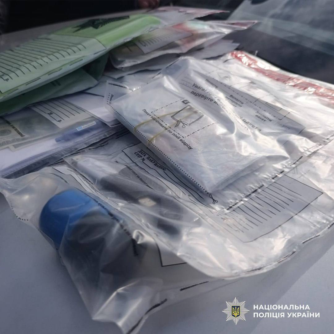 В Киеве полицейские разоблачили супругов юристов и чиновницу РГА на схеме для уклонистов. Подробности, фото и видео