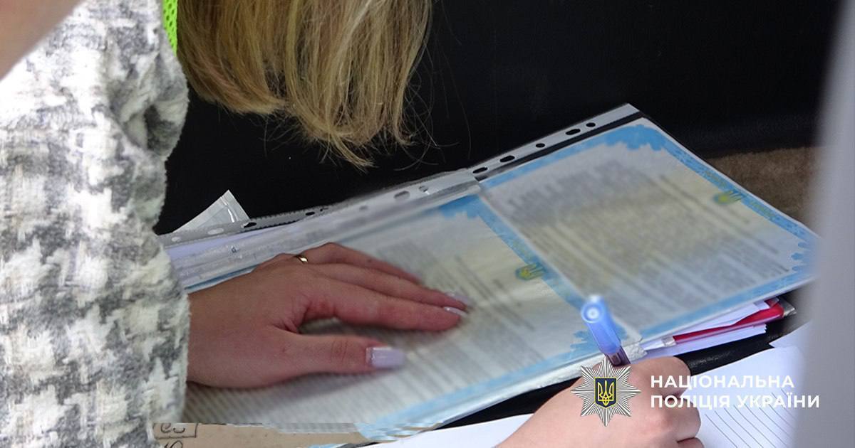 В Киеве полицейские разоблачили супругов юристов и чиновницу РГА на схеме для уклонистов. Подробности, фото и видео