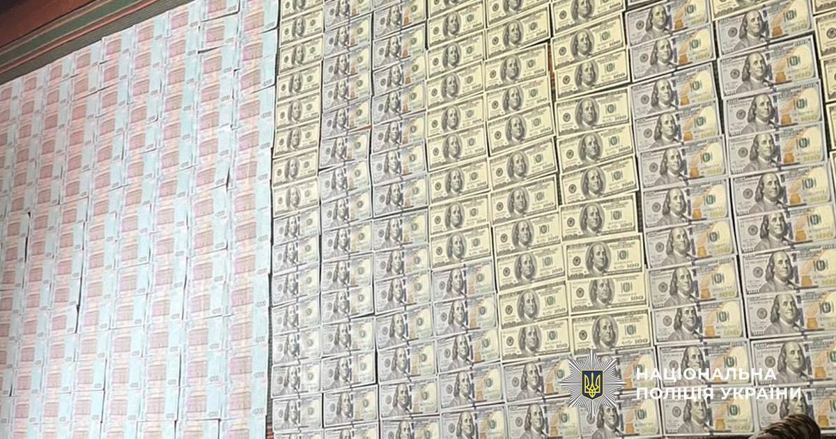 В Киеве полицейские разоблачили супругов юристов и чиновницу РГА на схеме для уклонистов. Подробности, фото и видео