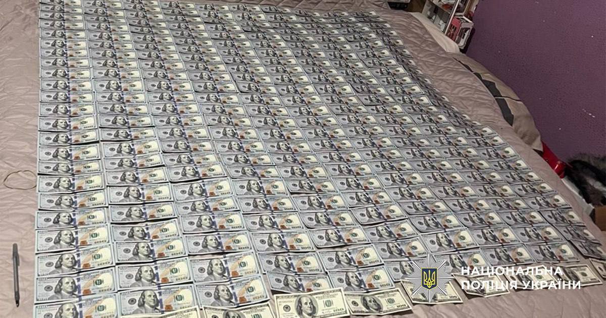 В Киеве полицейские разоблачили супругов юристов и чиновницу РГА на схеме для уклонистов. Подробности, фото и видео