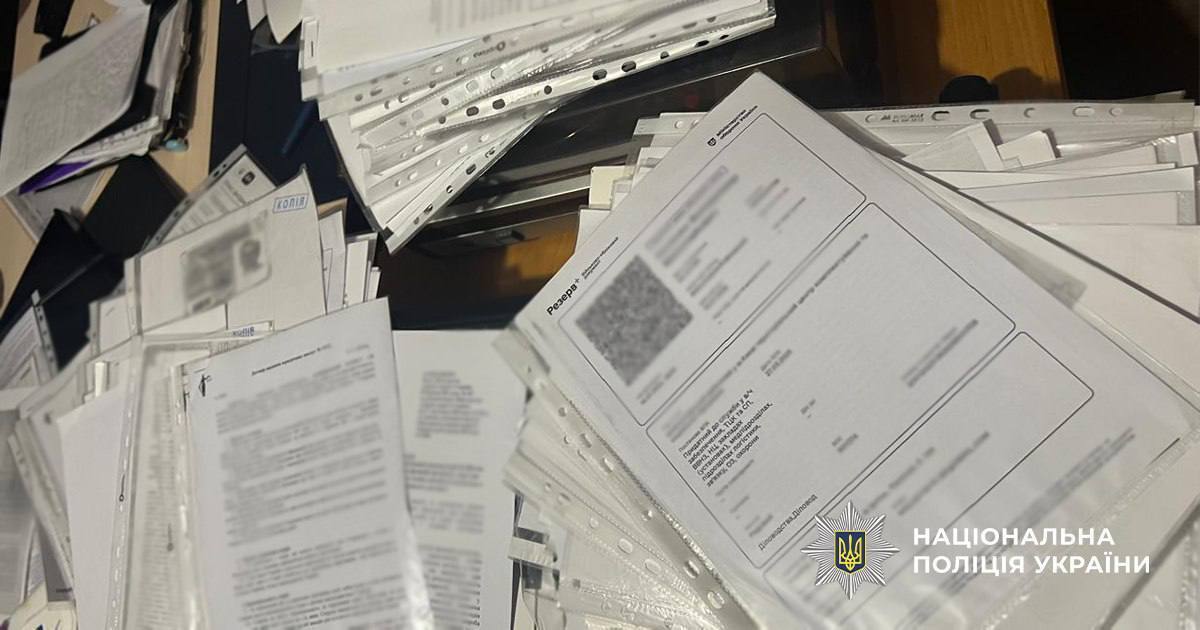 В Киеве полицейские разоблачили супругов юристов и чиновницу РГА на схеме для уклонистов. Подробности, фото и видео
