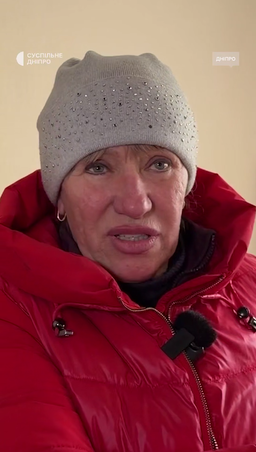 "Думали, здесь спокойнее": в Днепре в результате атаки РФ пострадала квартира переселенцев, дом которых сгорел в Никополе. Видео