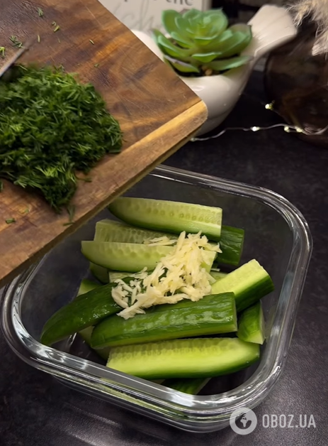 Хрусткі мариновані огірки з кропом та часником: рецепт нашвидкуруч