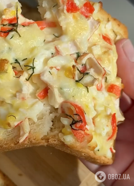 Смачні гарячі бутерброди з крабовою начинкою: ділимося легким рецептом ситної страви