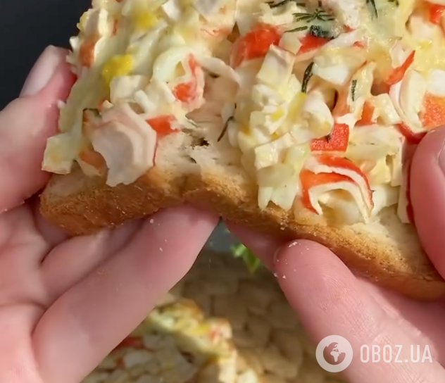 Смачні гарячі бутерброди з крабовою начинкою: ділимося легким рецептом ситної страви