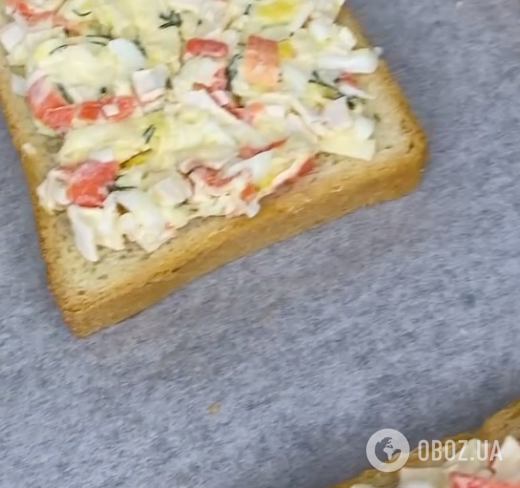 Смачні гарячі бутерброди з крабовою начинкою: ділимося легким рецептом ситної страви
