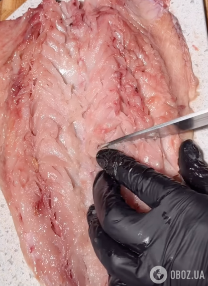 Видаліть цю частину скумбрії і вона буде без неприємного запаху: ділимося легким рецептом запеченої риби