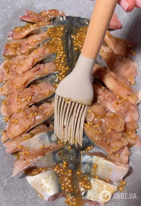 Видаліть цю частину скумбрії і вона буде без неприємного запаху: ділимося легким рецептом запеченої риби