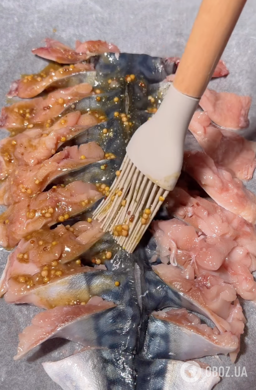 Видаліть цю частину скумбрії і вона буде без неприємного запаху: ділимося легким рецептом запеченої риби