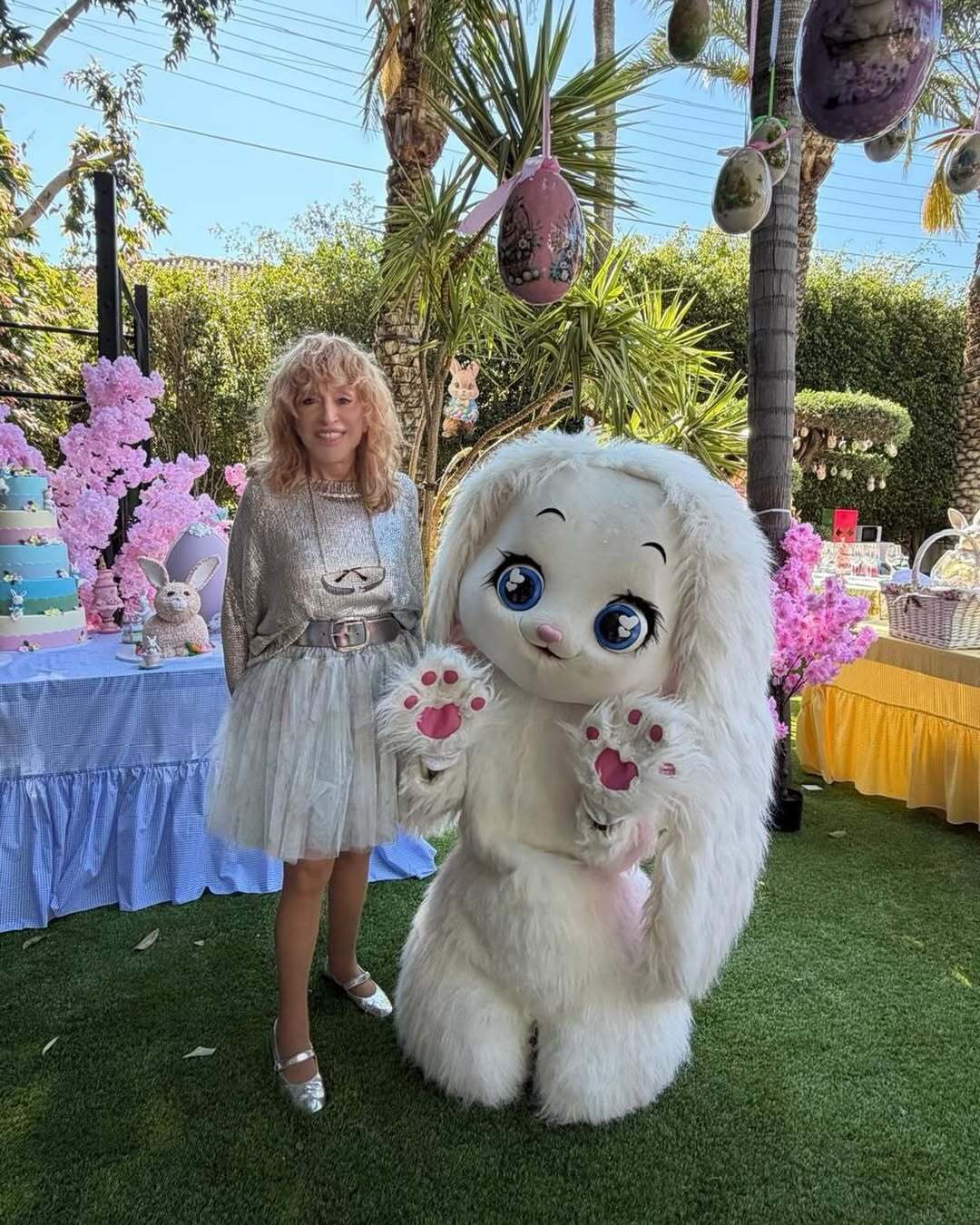 Більше не соромиться тростини: що злі язики кажуть про здоровʼя Пугачової та який вигляд Примадонна насправді має в 77 років