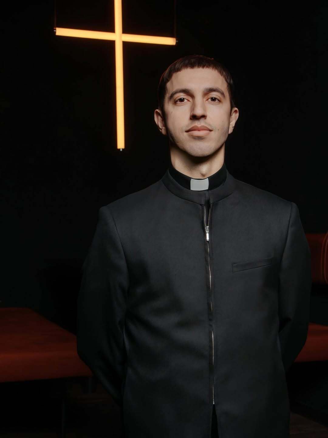 Оделся священником, а икону клали в рот: христиане заявили, что известный артист "плюнул им в лицо". Подробности скандала