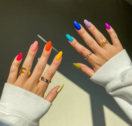 Який манікюр буде модним цього літа: яскравий варіант