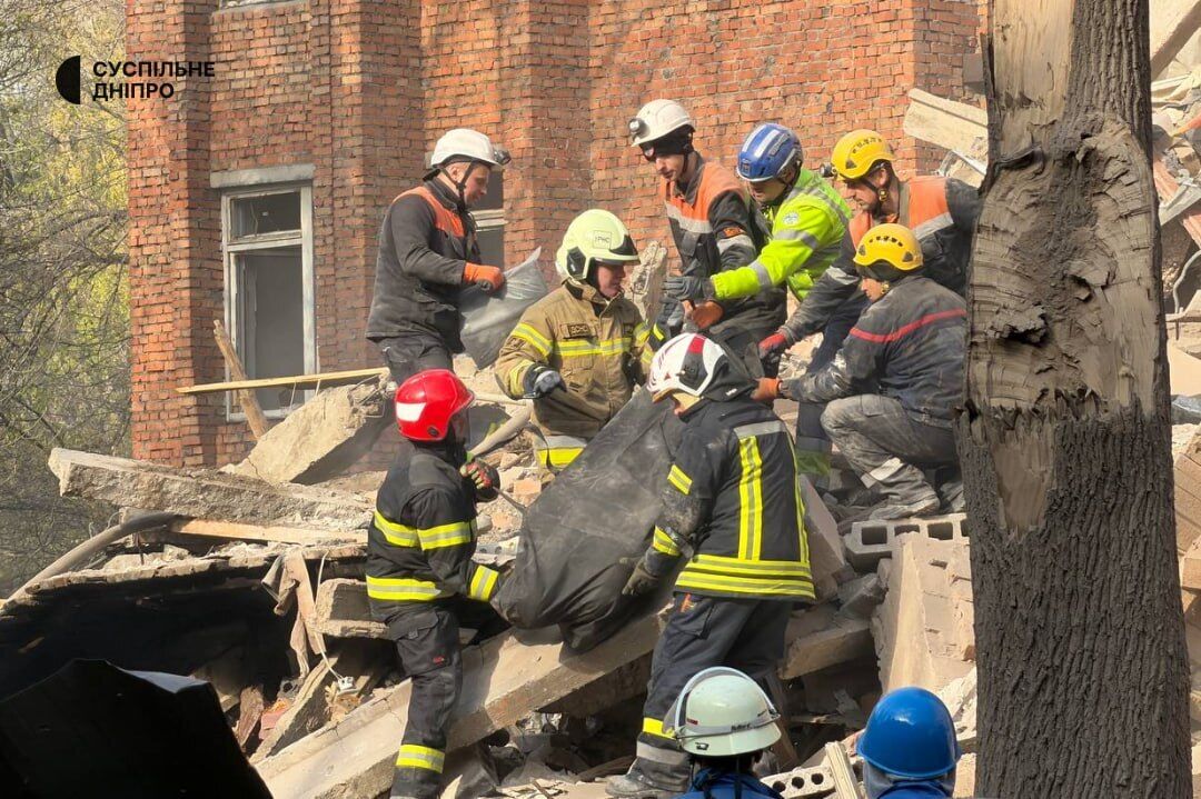 Росія завдала комбінованого удару по Дніпру: обвалився підʼїзд будинку, загинули восьмеро, поранено 49 осіб. Фото і відео