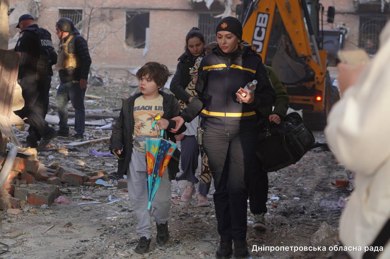 Россия нанесла комбинированный удар по Днепру: повреждены дома и предприятия, количество раненых возросло. Фото и видео