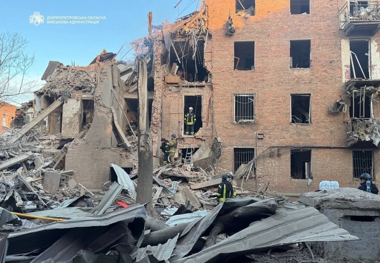 Россия нанесла комбинированный удар по Днепру: повреждены дома и предприятия, количество раненых возросло. Фото и видео