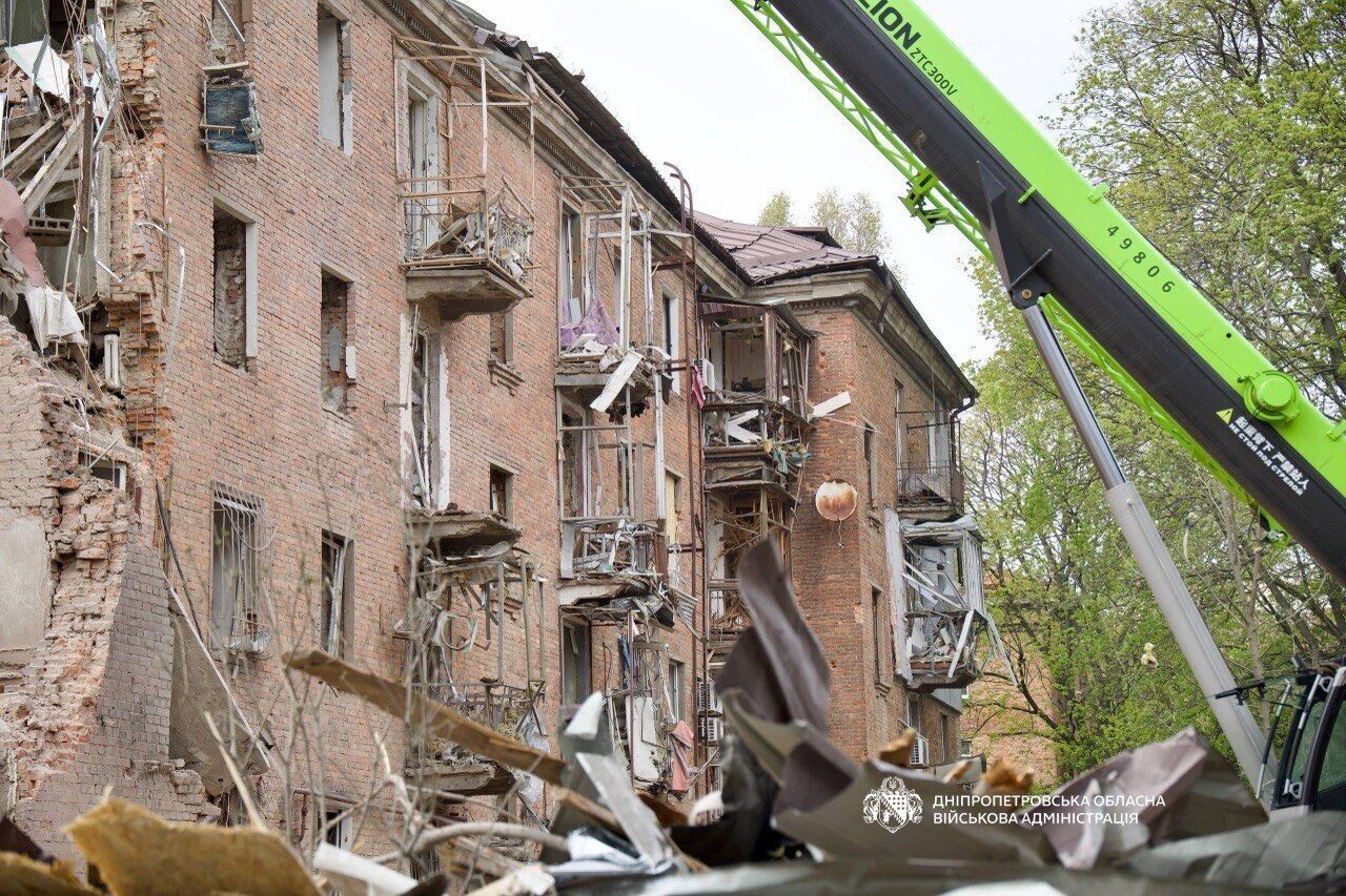 Росія завдала комбінованого удару по Дніпру: обвалився підʼїзд будинку, загинули восьмеро, поранено 49 осіб. Фото і відео