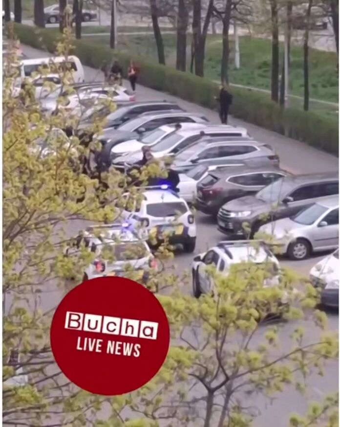 В Буче мужчина открыл стрельбу возле супермаркета: злоумышленника задержали. Все подробности, фото и видео