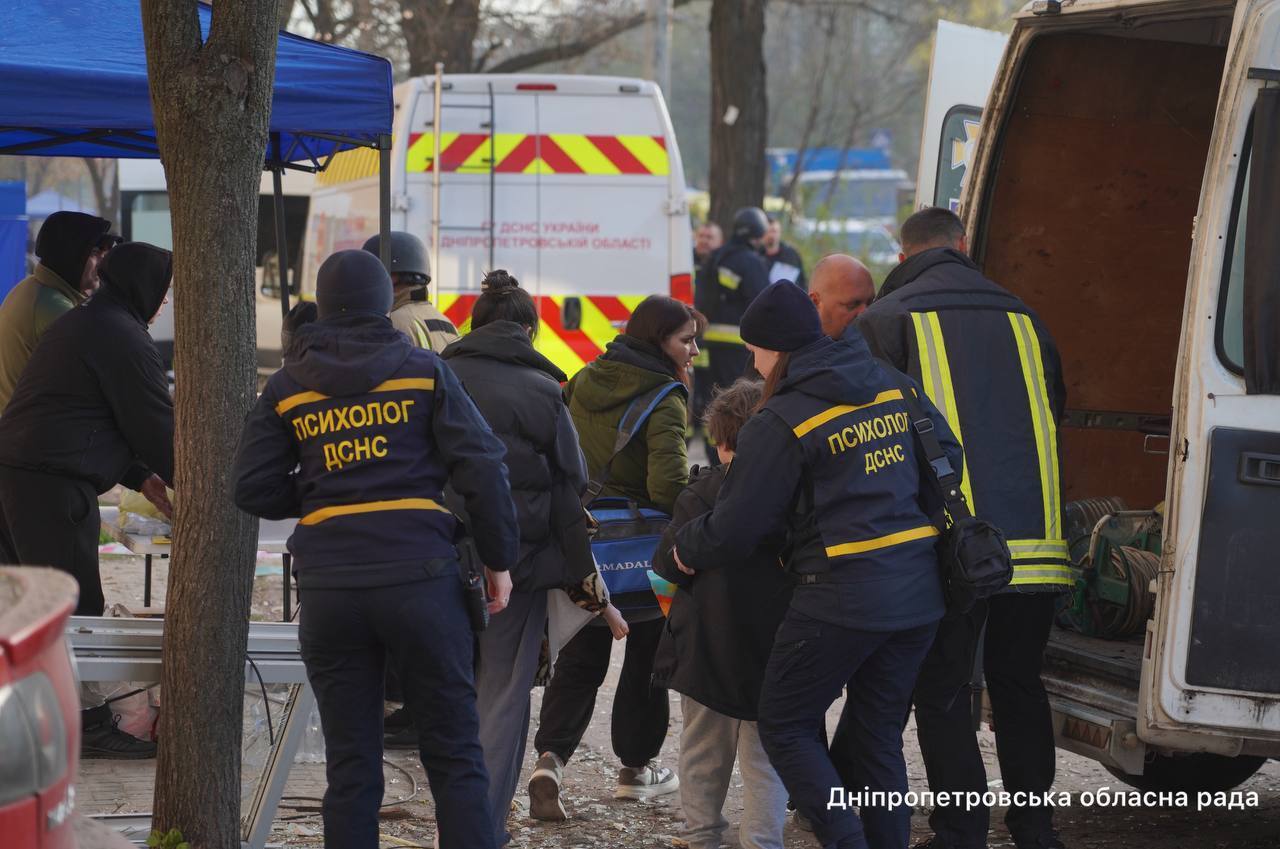 Россия нанесла комбинированный удар по Днепру: повреждены дома и предприятия, количество раненых возросло. Фото и видео