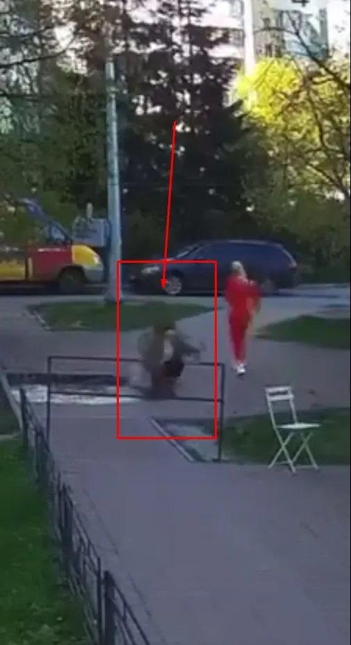 У Києві на Оболоні дівчину госпіталізували після падіння у яму з водою. Подробиці, фото та відео