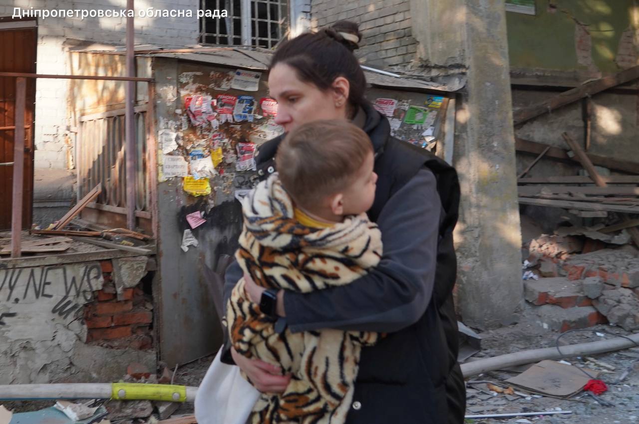 Россия нанесла комбинированный удар по Днепру: повреждены дома и предприятия, количество раненых возросло. Фото и видео