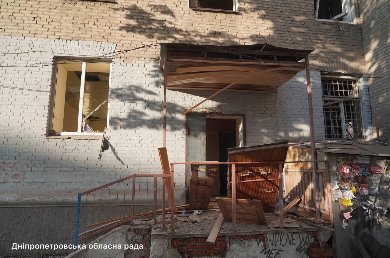 Россия нанесла комбинированный удар по Днепру: повреждены дома и предприятия, количество раненых возросло. Фото и видео