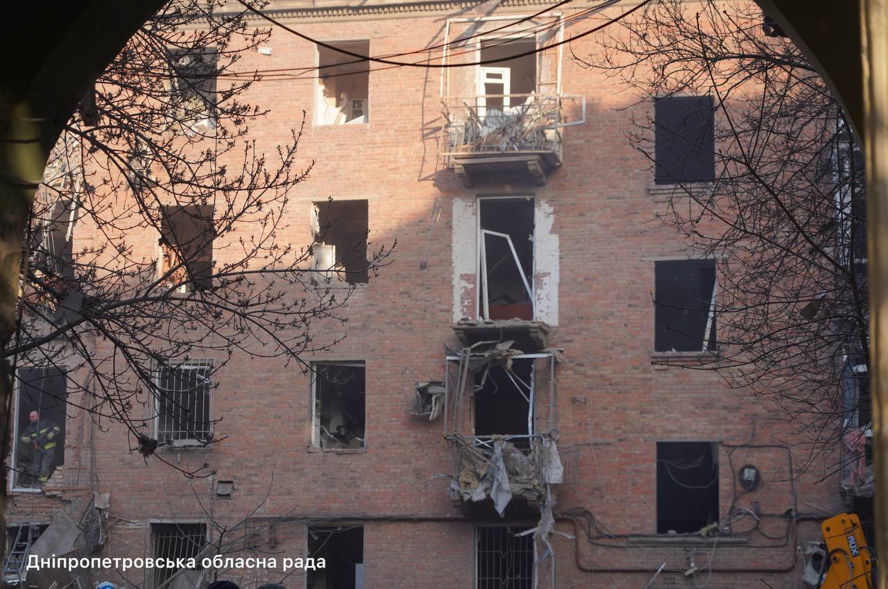 Россия нанесла комбинированный удар по Днепру: повреждены дома и предприятия, количество раненых возросло. Фото и видео