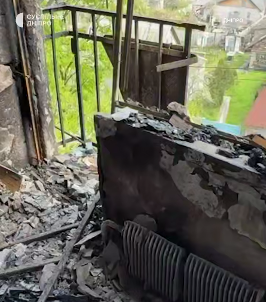 Подружжя, у квартиру якого у Дніпрі влучив дрон, дивом врятувалося: тієї ночі були в рідних. Відео