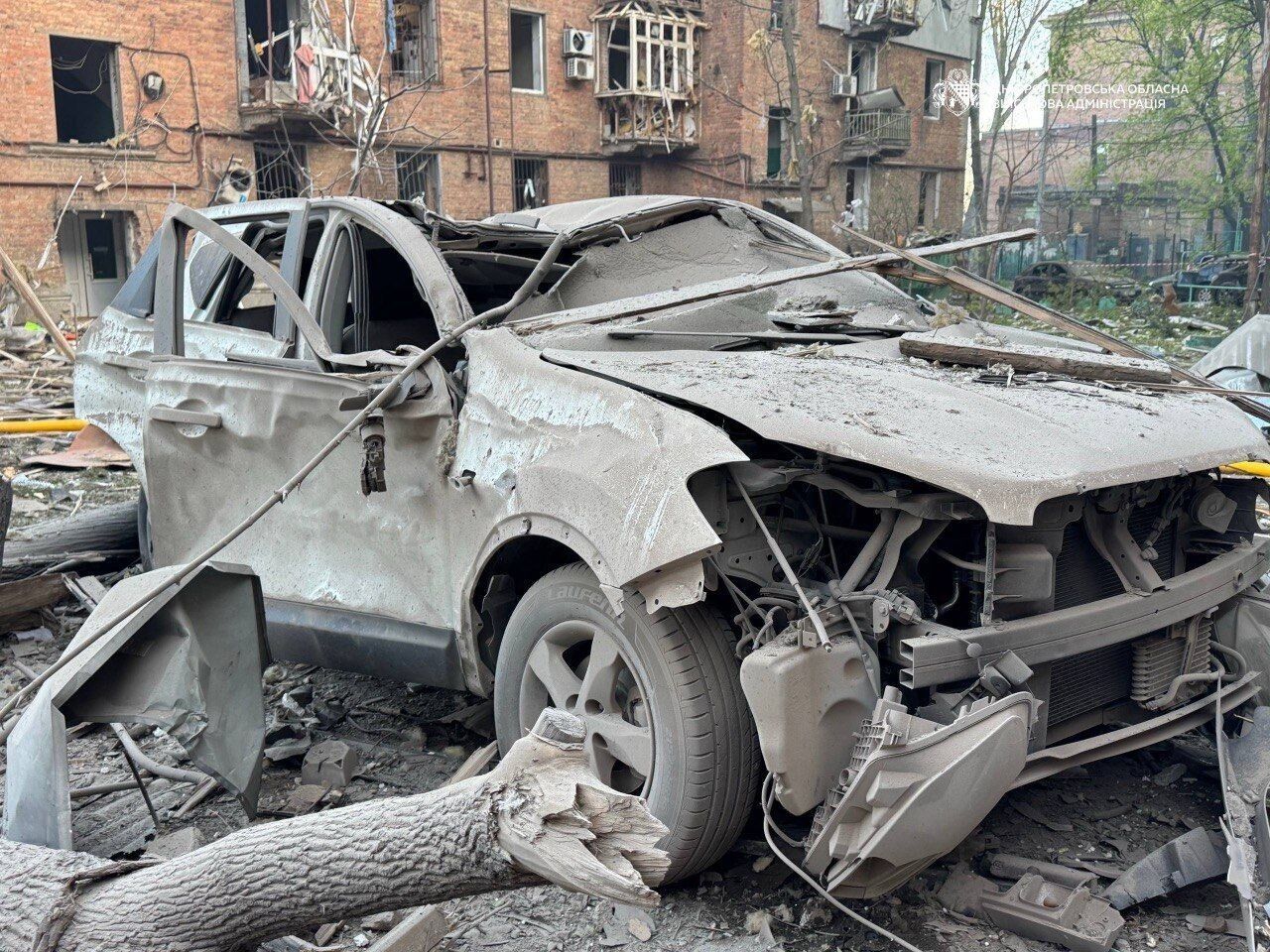 Россия нанесла комбинированный удар по Днепру: повреждены дома и предприятия, количество раненых возросло. Фото и видео