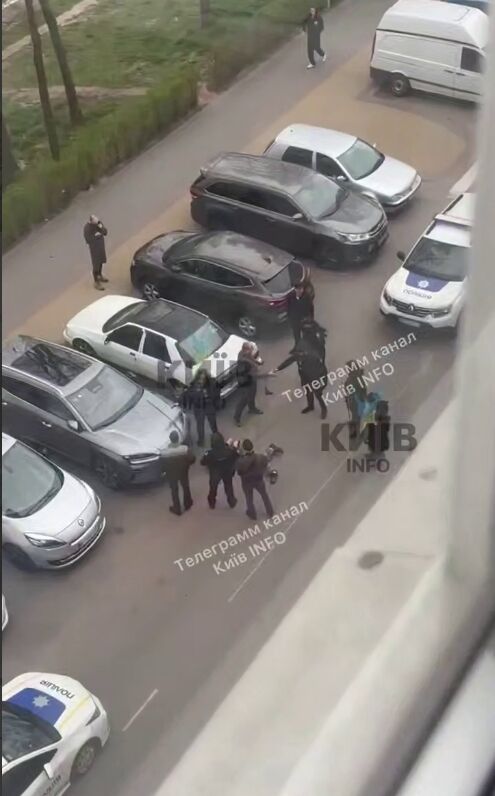 В Буче мужчина открыл стрельбу возле супермаркета: злоумышленника задержали. Все подробности, фото и видео