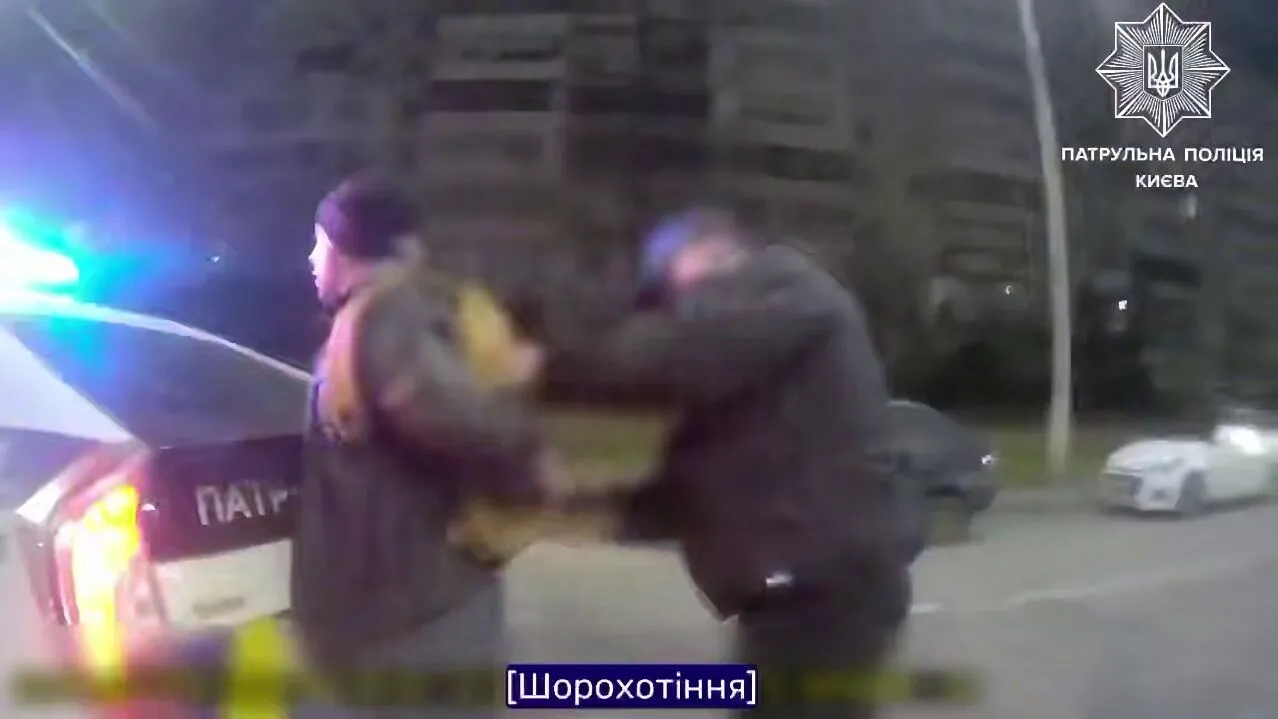 У Києві на Троєщині чоловік поранив трьох сусідів ножем та втік. Подробиці та відео