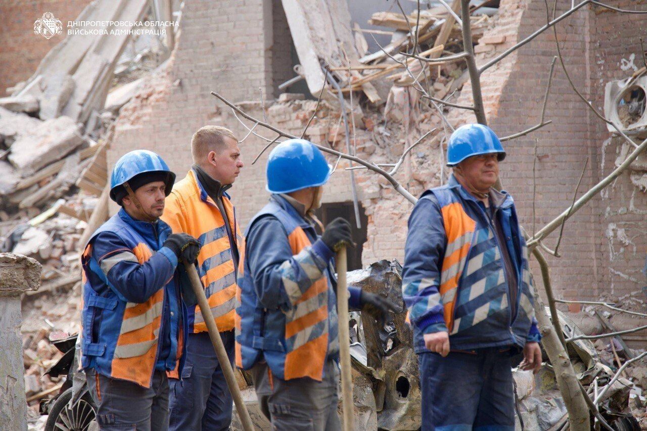 Росія завдала комбінованого удару по Дніпру: обвалився підʼїзд будинку, загинули восьмеро, поранено 49 осіб. Фото і відео