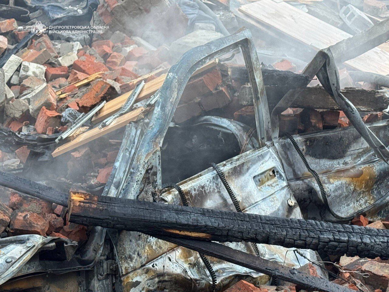 Россия нанесла комбинированный удар по Днепру: повреждены дома и предприятия, количество раненых возросло. Фото и видео