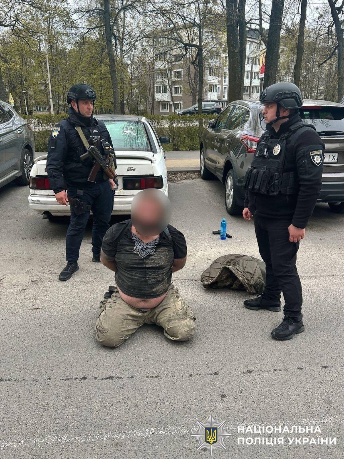 В Буче мужчина открыл стрельбу возле супермаркета: злоумышленника задержали. Все подробности, фото и видео