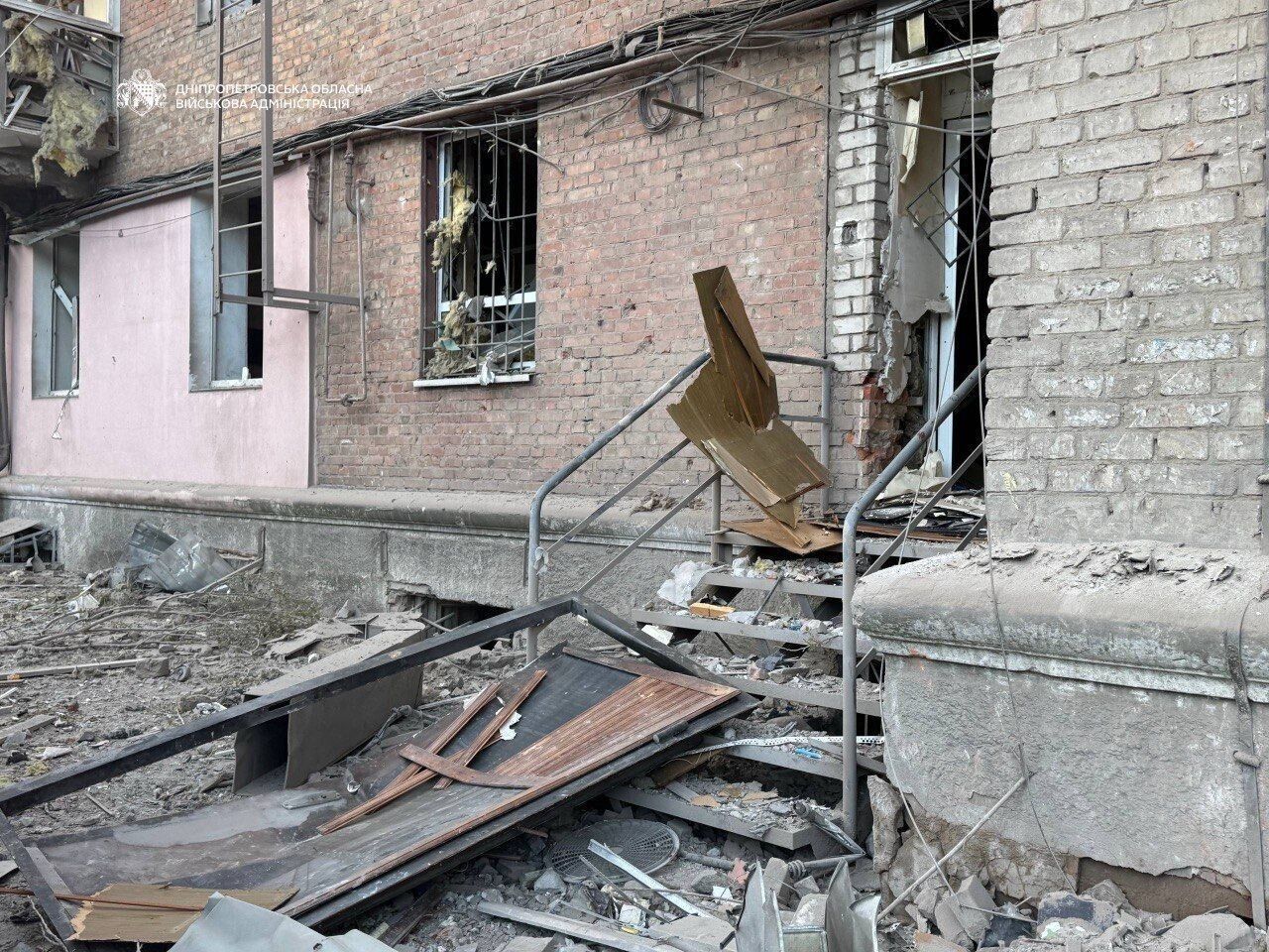 Россия нанесла комбинированный удар по Днепру: повреждены дома и предприятия, количество раненых возросло. Фото и видео