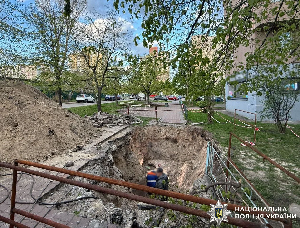 У Києві на Оболоні дівчину госпіталізували після падіння у яму з водою. Подробиці, фото та відео