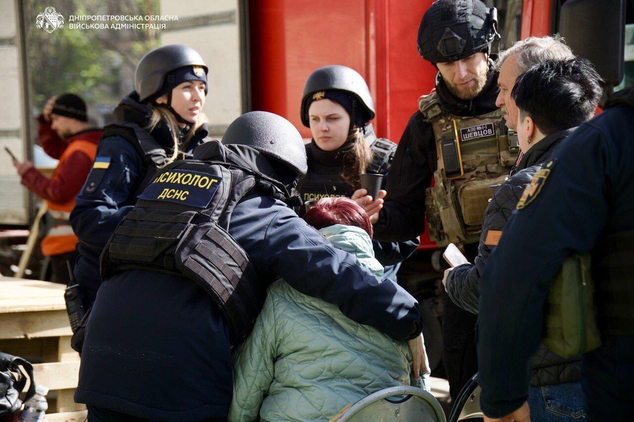 Росія завдала комбінованого удару по Дніпру: обвалився підʼїзд будинку, загинули восьмеро, поранено 49 осіб. Фото і відео