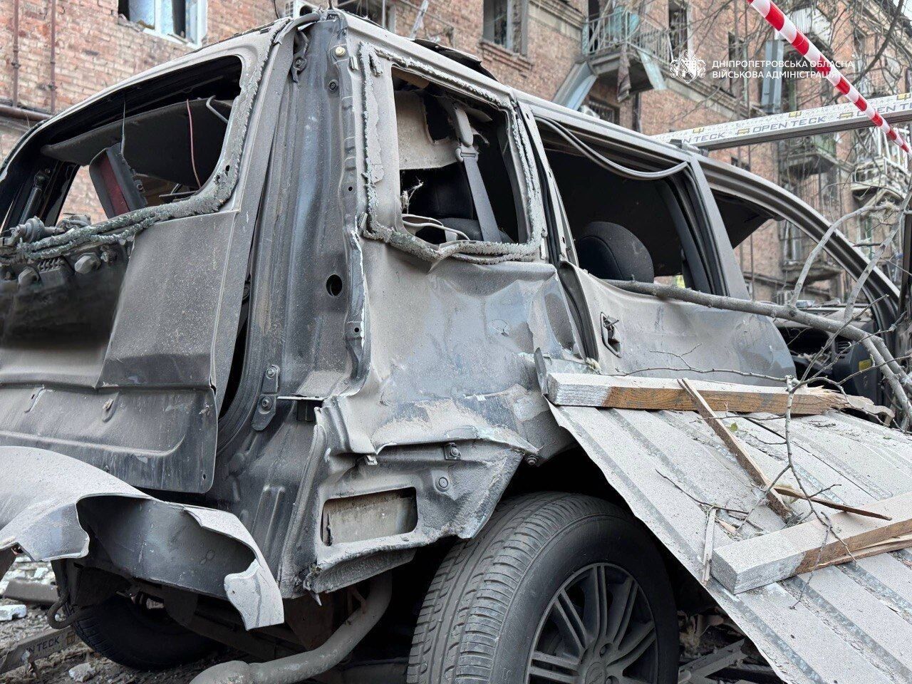Россия нанесла комбинированный удар по Днепру: повреждены дома и предприятия, количество раненых возросло. Фото и видео