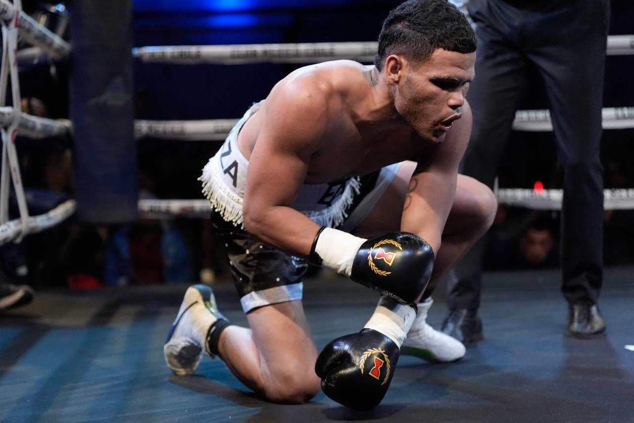 Апсет года. Боксер поднялся с нокдауна и сенсационно нокаутировал непобедимого олимпийского чемпиона, завоевав титул WBA. Видео