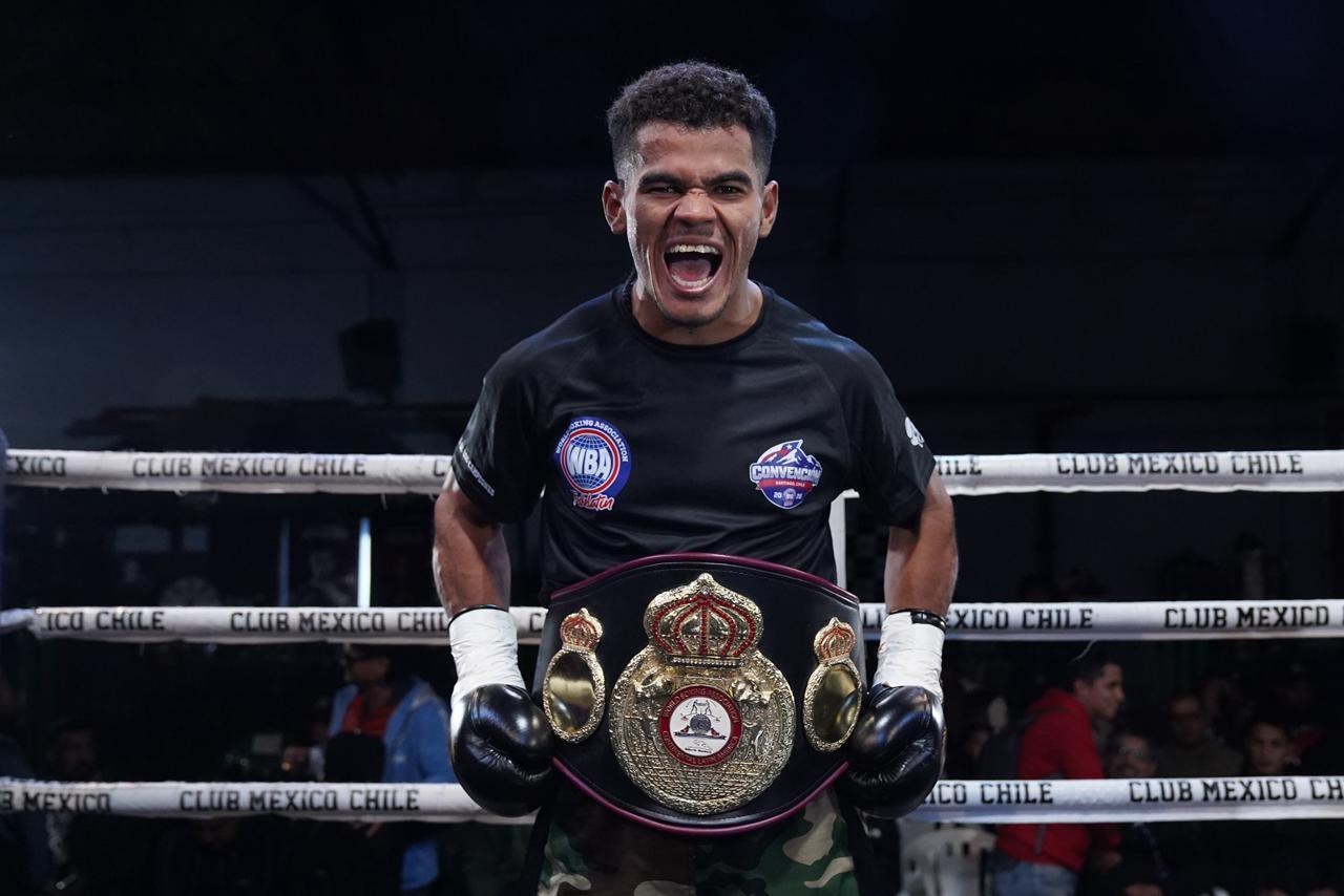 Апсет года. Боксер поднялся с нокдауна и сенсационно нокаутировал непобедимого олимпийского чемпиона, завоевав титул WBA. Видео