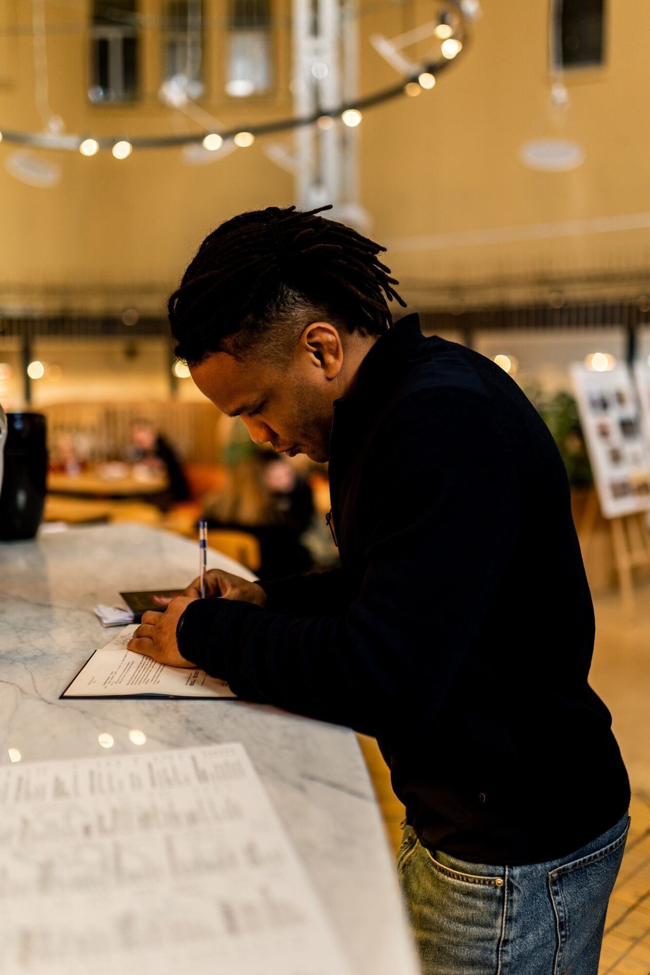 Актор Павло Текучев провів благодійні читання "Віршів з бійниці" на честь пам’яті загиблого військового Максима Кривцова