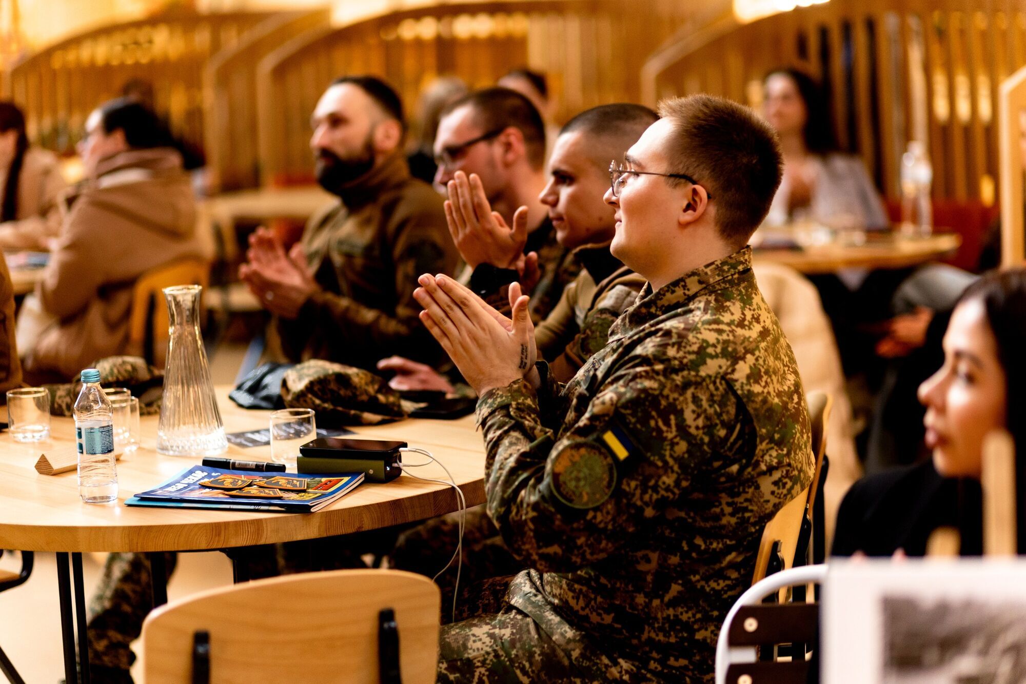 Актор Павло Текучев провів благодійні читання "Віршів з бійниці" на честь пам’яті загиблого військового Максима Кривцова