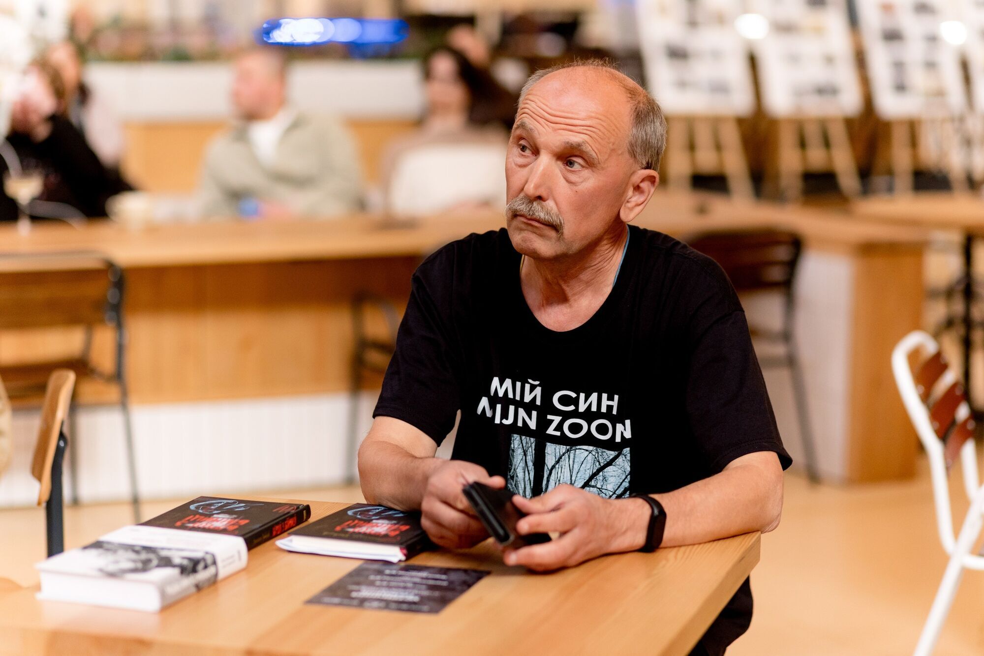 Актор Павло Текучев провів благодійні читання "Віршів з бійниці" на честь пам’яті загиблого військового Максима Кривцова